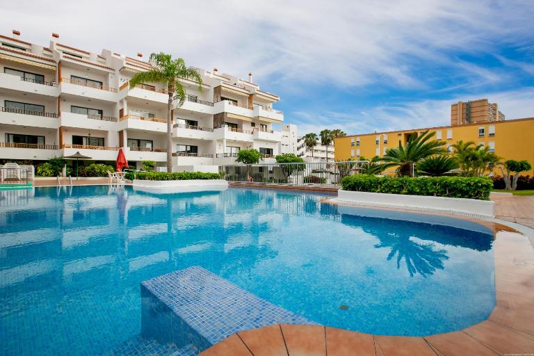 One-bedroom Apartment With Terrace, Pool and Partial Sea Views - Bed and Breakfast Los Cristianos
