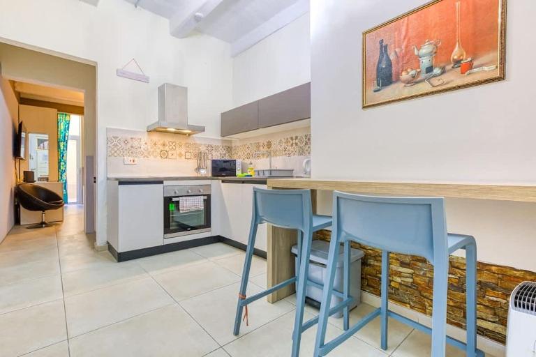 Seaside Sliema Escape 1-Bed Maisonette Near Sea - B&B Sliema