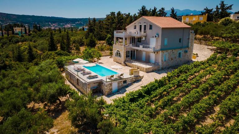 Villa Konstantinos Hilltop Vineyard Escape - B&B La Canea