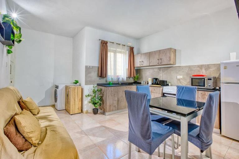 Modern 2BR Apartment, Sleeps 5 near Stunning Bay - B&B Is-Sellum