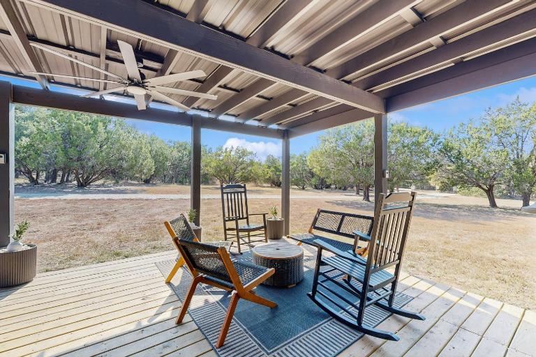 Modern Hill Country Tiny house with kitchen, WIFI, private patio and hot tub - Ferienwohnung Wimberley