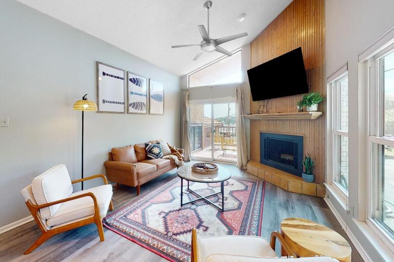 Dog-friendly condo with a gas fireplace, washer/dryer, AC, & cable TV - B&B Canyon Lake