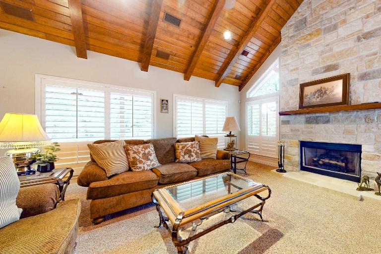 5-acre Hill Country home with views & outdoor entertaining - dog-friendly - B&B Canyon Lake