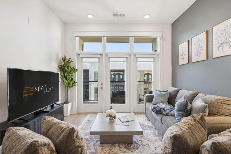 Skyline Retreat - Free Parking, Pool, Balcony - Bed and Breakfast Charlotte