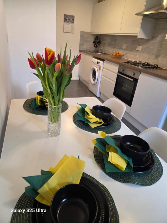 Green & White Haven-Spacious 3BR - B&B Londra
