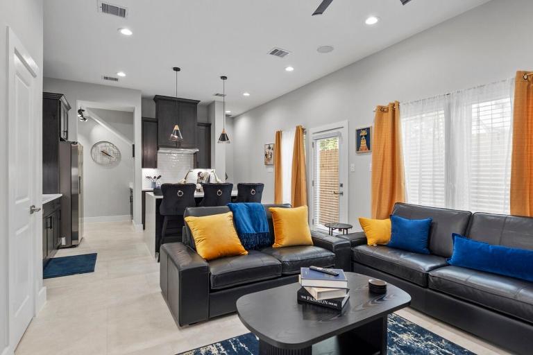 Smart 3BR Home Luxe Decor Bluetooth Audio - B&B Houston