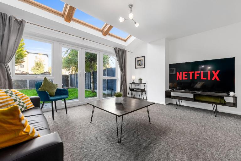 Luxury 4 Bed Home, Garden, Parking, 3 Baths - B&B Manchester