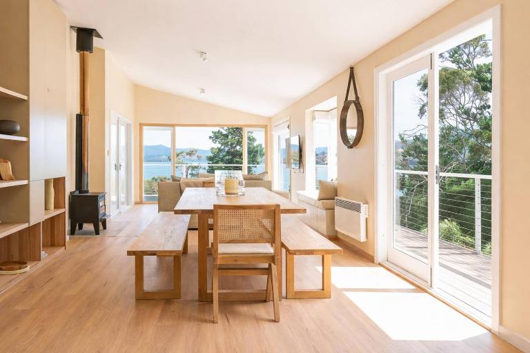 Gracey's Beach House - North-facing Coastal Calm - B&B Dennes Point