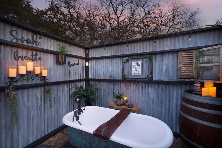 A Nest For Two, Bathhouse, Firepit, Sleeps 2 - B&B Fredericksburg
