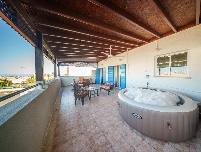The Blue Mile w Jacuzzi - B&B Paralímni