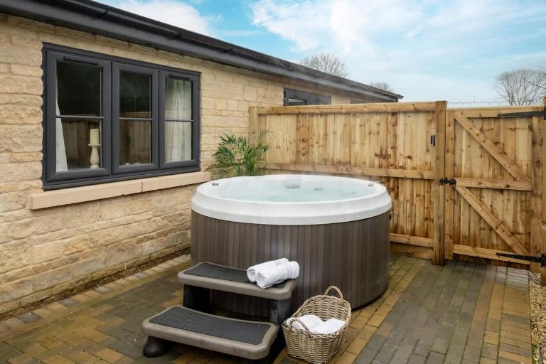 Goodwood - Modern Stay in Cotswolds with Hot Tub - B&B South Cerney