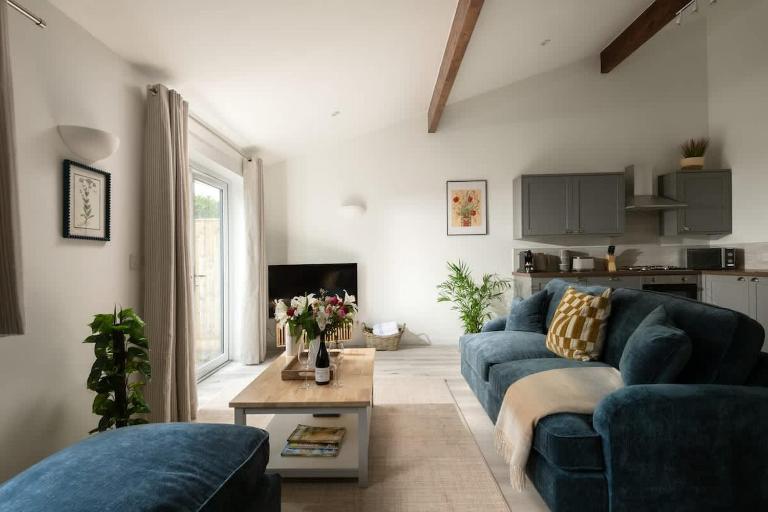 Goodwood - Modern Stay in Cotswolds with Hot Tub - Bed and Breakfast South Cerney