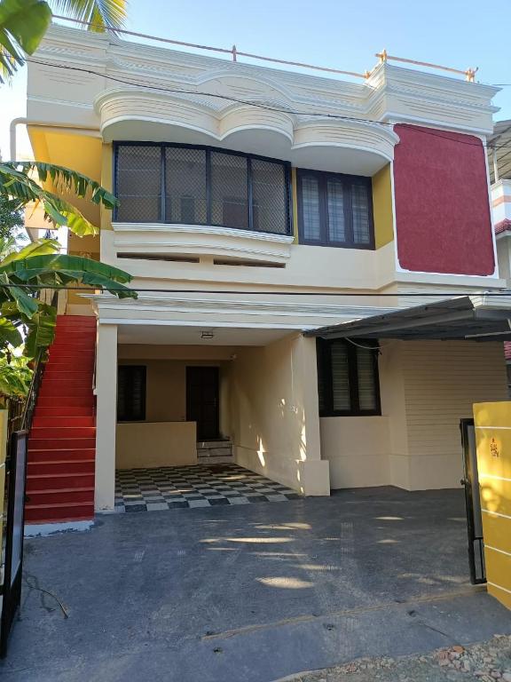 Dwaraka Serviced Villa - Near Sree Padmanabha Swamy Temple, Trivandrum -AC Rooms & Parking - B&B Thiruvananthapuram