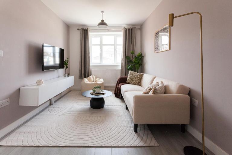 Perfect Booking 4 Bed Home in Stockport - B&B Redditch