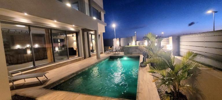 Luxurious Sea View Villa Flic en Flac Rooftop Terrace - Bed and Breakfast Flic en Flac