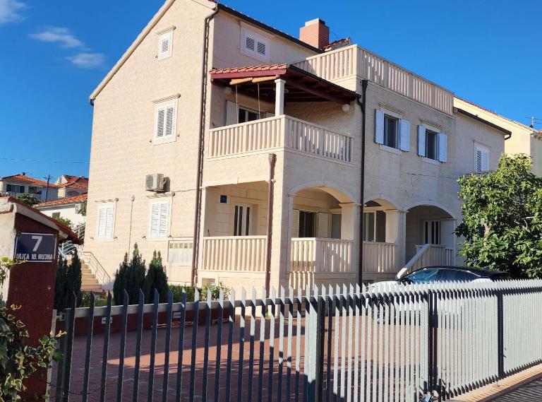 Charming Apartments Zara & Mia - B&B Supetar
