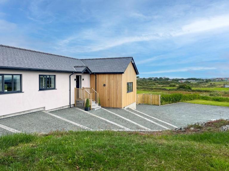 3 Bed in Penrhos Feilw oc-g29643 - Chambres d'hôtes Holyhead