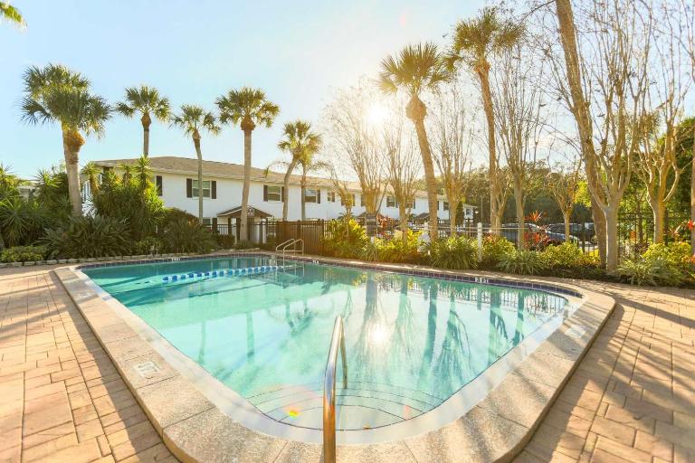NEW Tan Lines Club Pool Relax 10 min Beach - B&B Largo