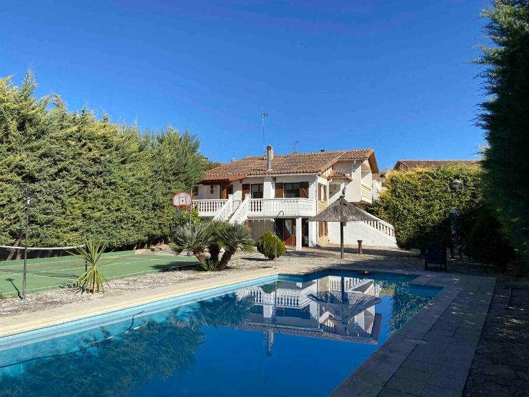 Maravillosa casa con piscina en un pueblo único, Artajona - Navarra - B&B Artajona