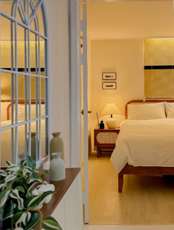 Gangnam, Nonhyeon, Accommodation for 6, Apgujeong Rodeo, Garosu-gil, Family Gathering, COEX - B&B Seul