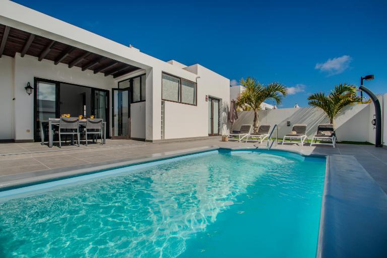 VILLA ORCADES CLOSE TO TOWN CENTER POOL & A/C - B&B spiaggia di Blanca