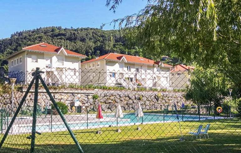 Chalet adosado con piscina en el Valle de Asón LA TUDANCA - Chambres d'hôtes Arredondo