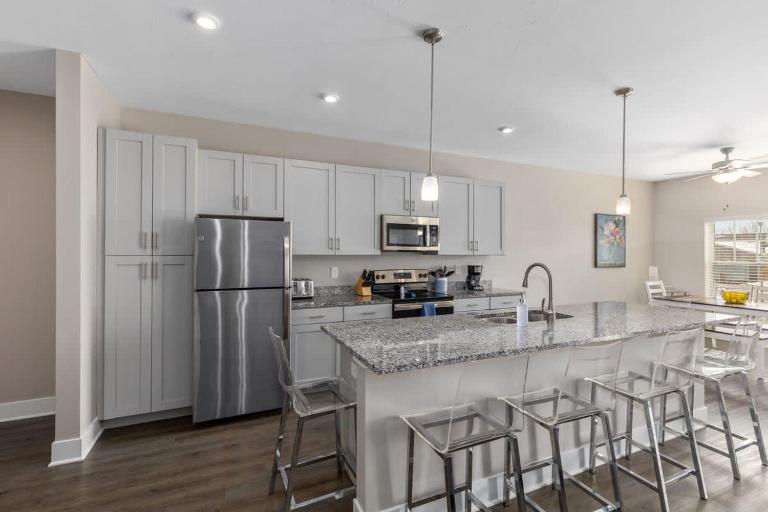 Modern 2BR & 2BA Condo with Garage & Patio - B&B Wyoming