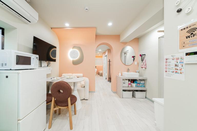 B1 Shibuya, 4 bedrooms and 1 living room 2 bathrooms 2 toilets, 7 mins to ST Max 8P 渋谷全新装修 四室一厅 交通中心 车站7分钟 最大8人 直达新宿 涉谷 表参道 品川 池袋 上野 代代木 银座 原宿 - Ferienwohnung Tokio
