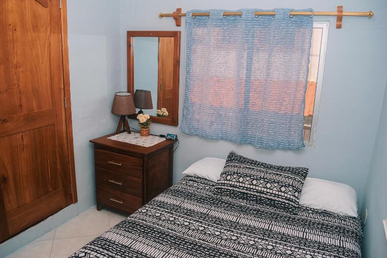 #1 Comoda Habitacion Privada cerca de todo - NO AC - B&B Puerto Ayora