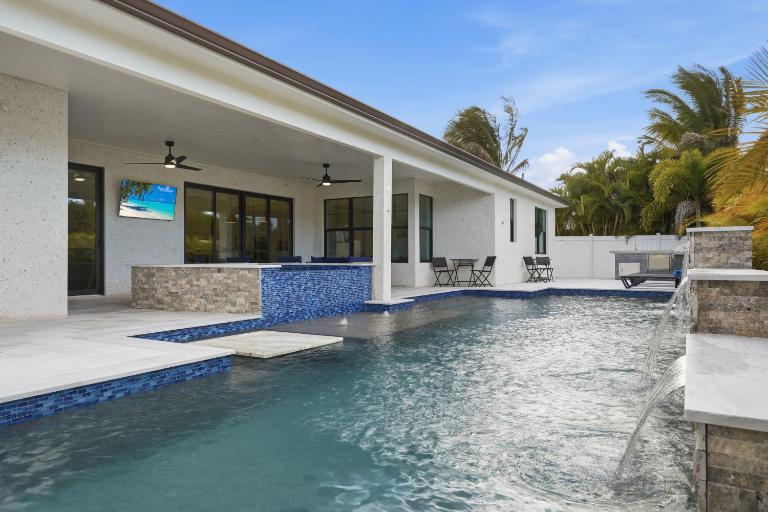 ⚓Aqua Luxe Escape! Brand new luxury pool home!⚓ - Bed and Breakfast Bradenton