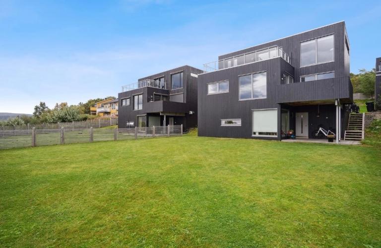 2 Bedroom Modern Apartment with Fjord View Near City Centre & Airport - Chambres d'hôtes Tromsø
