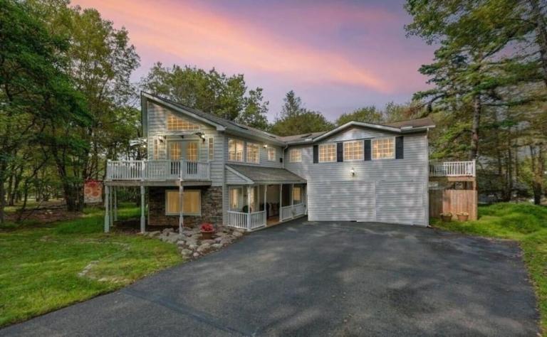 Huge house with Game Room, Hot Tub, 3 living rooms, 2 bonus rooms - B&B Albrightsville
