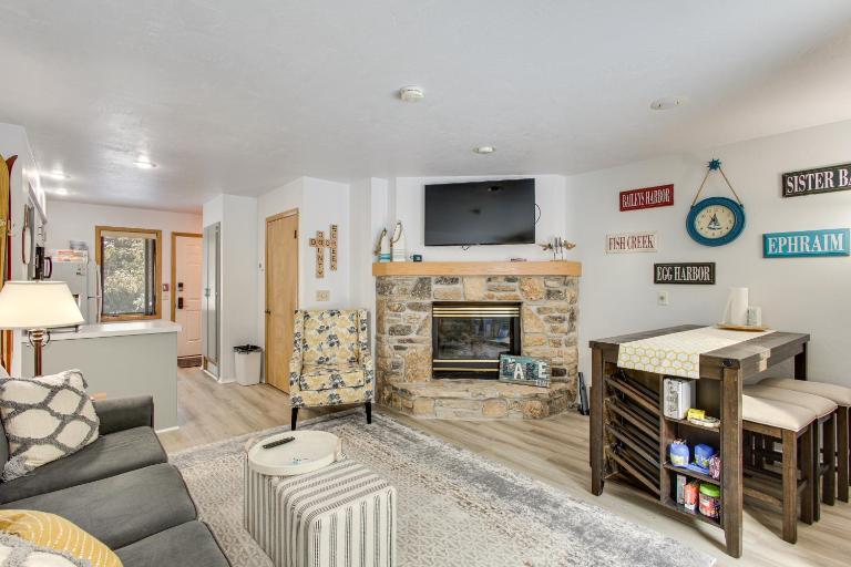 Charming DC Getaway Steps from D’town Fish Creek - Ferienwohnung Fish Creek