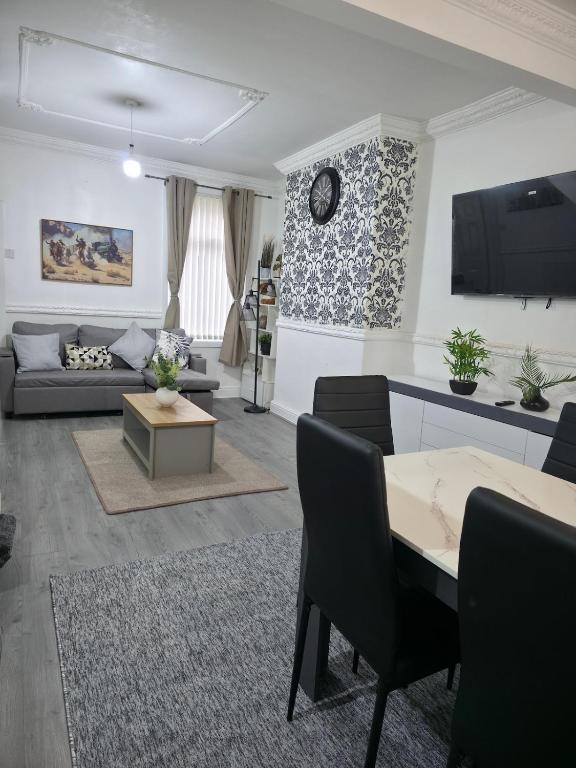 Costa Home - 3 bed house with free on-street parking - ideal for workers - B&B Middlesbrough