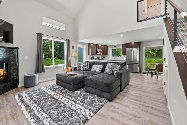 Rainier Cabin with Fireplace-WiFi-Yard-Meadow Views - B&B Ashford
