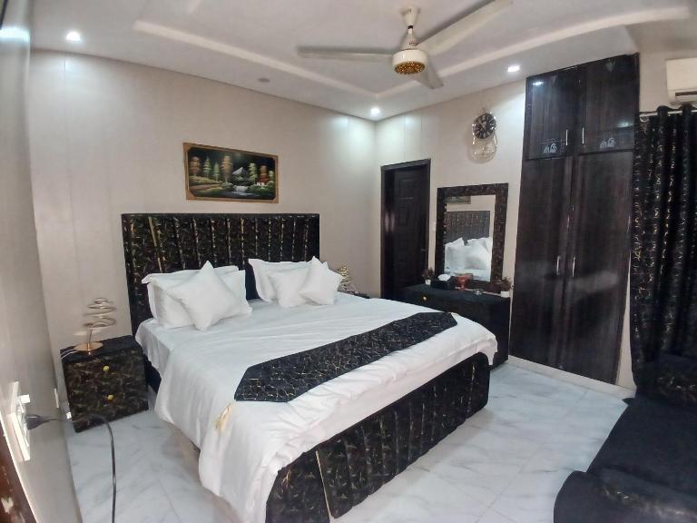 Vision Rooms & Suites - Ferienwohnung Lahore