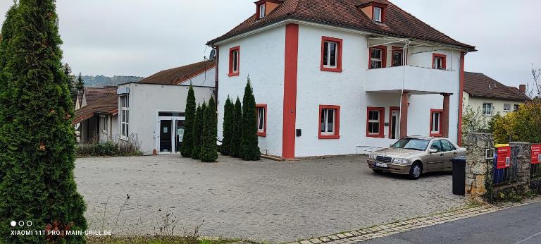Großes Ferienhaus bis 22 Personen bei Würzburg für Famientreffen - Firmenevents mit BBQ-Grillveranstalltung möglich Mit 10 Schlafzimmern und drei Badezimmer - B&B Veitshöchheim