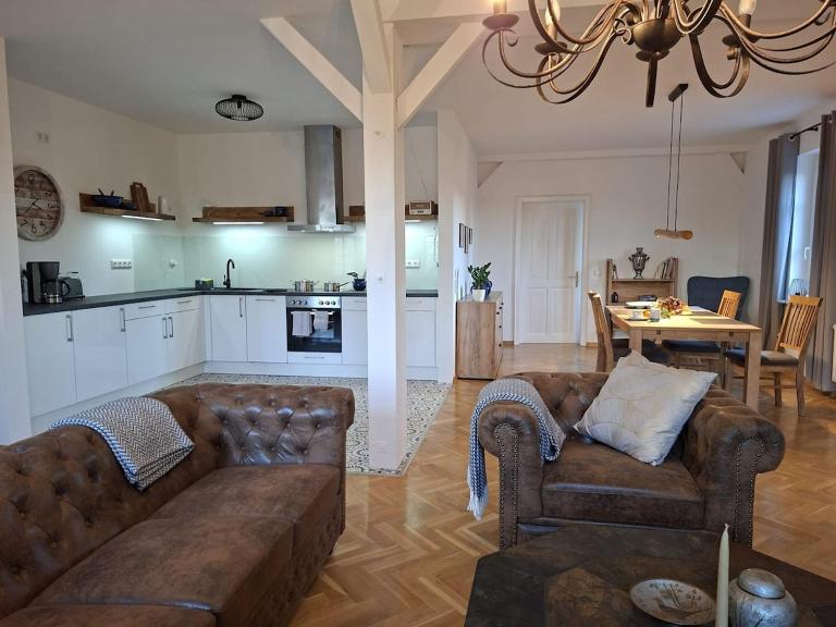 Holiday Apartment Henry - Auszeit unter alten Balken - Ferienwohnung Arnstadt