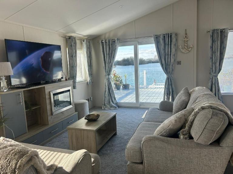 Luxury Lakeview Lodge Chichester Lakeside Holiday Park - B&B Chichester