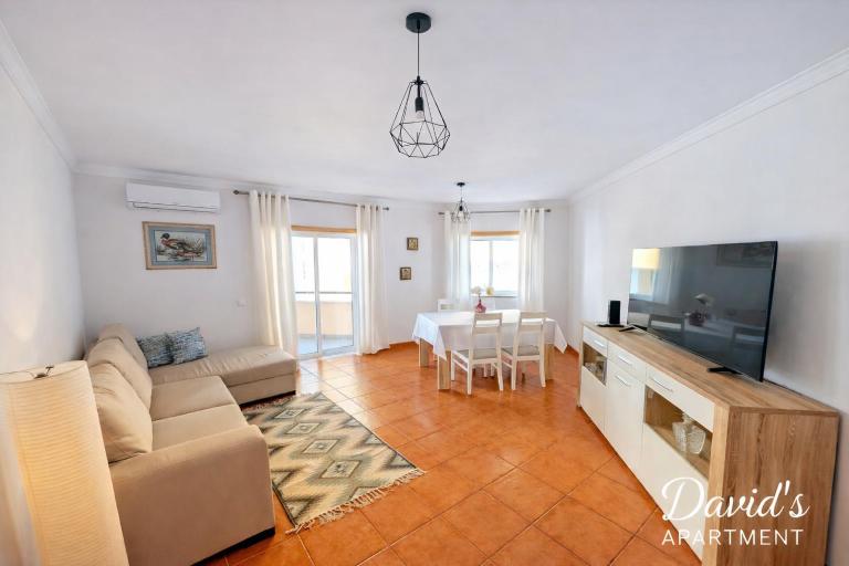 David's Apartment - Sunny Beachside Escape - Chambres d'hôtes Armação de Pêra