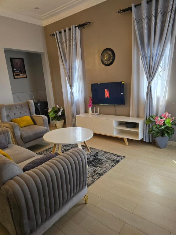 Dreamy Den Suites Kiwatule - Bed and Breakfast Kampala