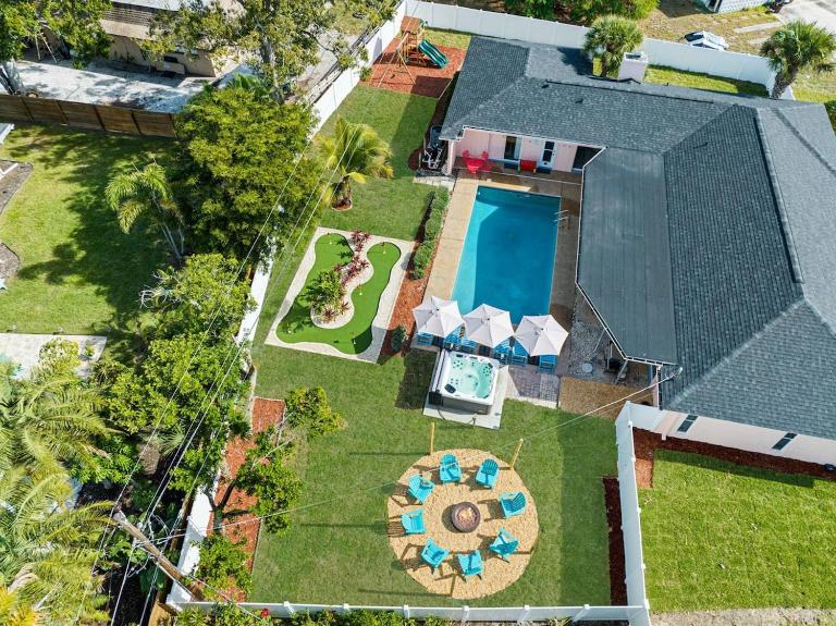 Luxury 5BR Retreat, Pool, Spa, Mini Golf, Game RM - B&B Bradenton