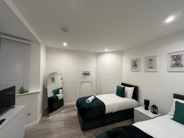 Spacious Modern 4BR House with free parking - Chambres d'hôtes Tettenhall