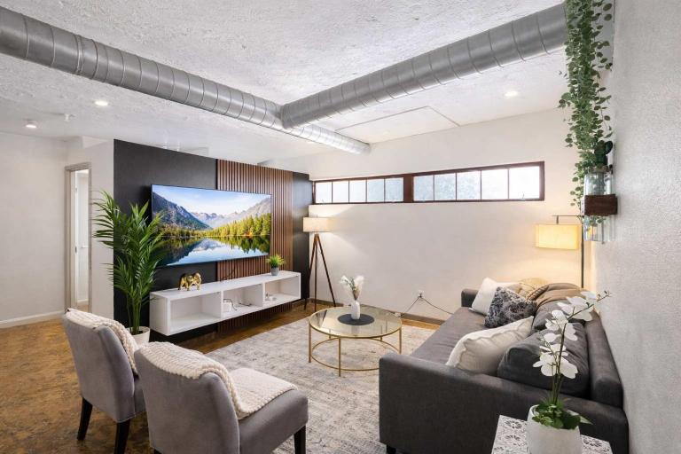 2BR River Market Loft for 6 - Rooftop & Gym - B&B Kansas City