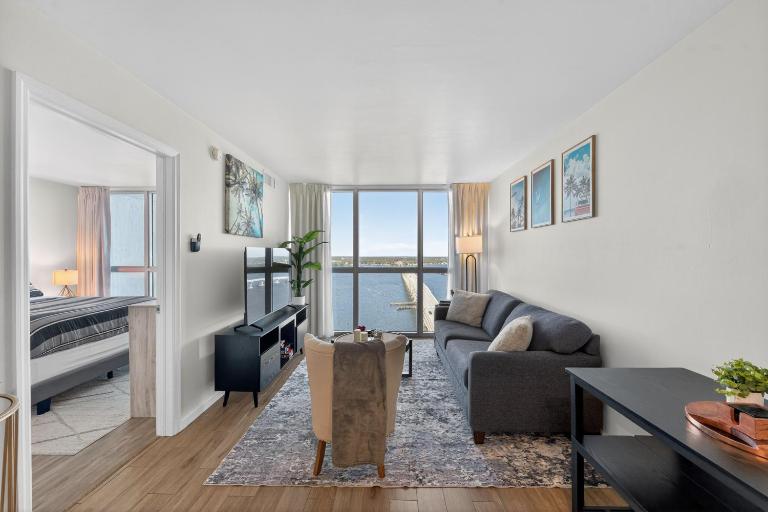 Luxe Stay Water & City View in Downtown Ft Myers - Chambres d'hôtes Fort Myers