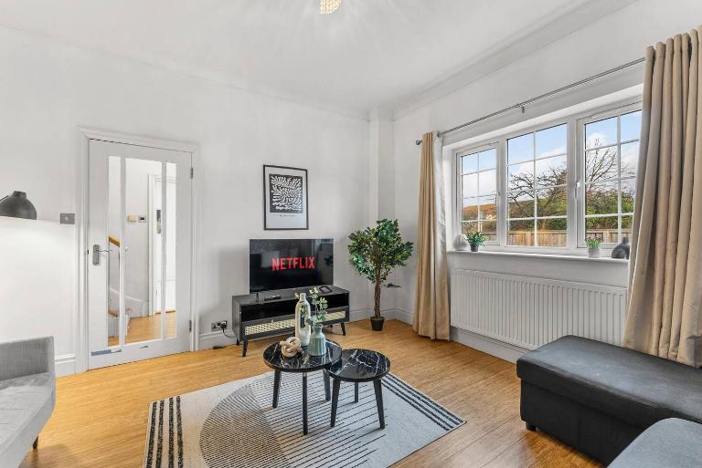 Perfect Booking 4 Bed Home in Cheltenham - Bed and Breakfast Golden Valley