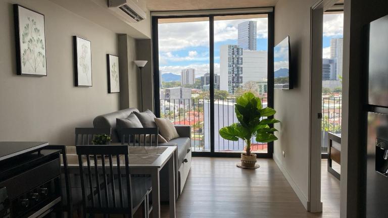 11th Floor Apartment with Sabana View Fast WiFi and AC - Bed and Breakfast San José