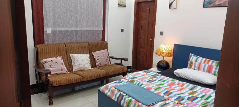 Family Home in the Heart of Bahria Town - Chambres d'hôtes Lahore