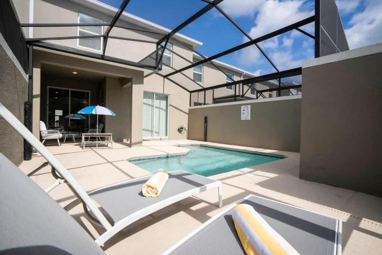 Gorgeous 4 Bedroom w Screened Pool Close to Disney 2653 - Chambres d'hôtes Kissimmee