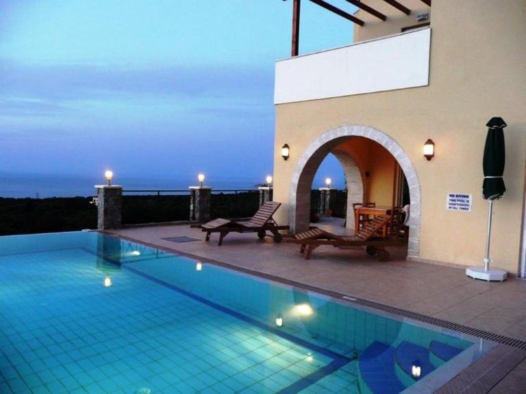 Entire Villa in Chania w private pool and kitchen - Chambres d'hôtes Kókkinon Khoríon